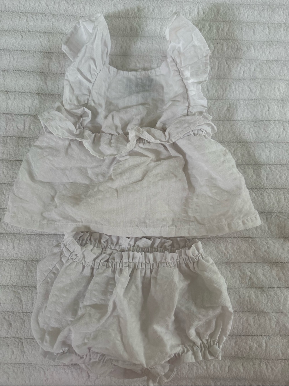 Old Navy White cotton Ruffle diaper set, bloomers and sleeves top